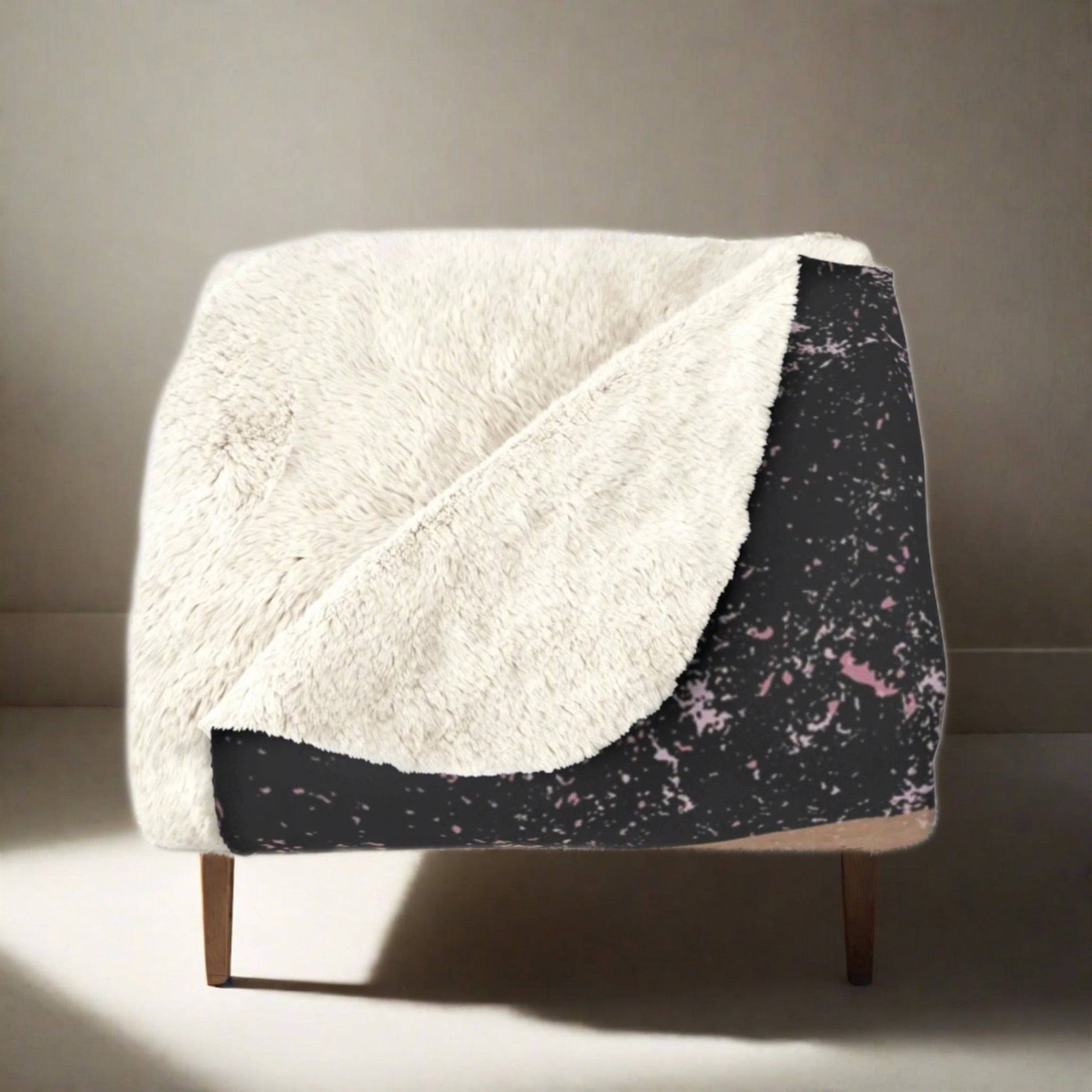 The Minimalist's Dream: Ultra-Soft Fleece Blanket for Cozy Comfort - Universal Found